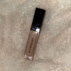 Givenchy Prisme Libre Skin-Caring 24H Creamy Concealer